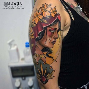 tatuaje-brazo-mujer-flores-color-logia-barcelona-ester-sans 